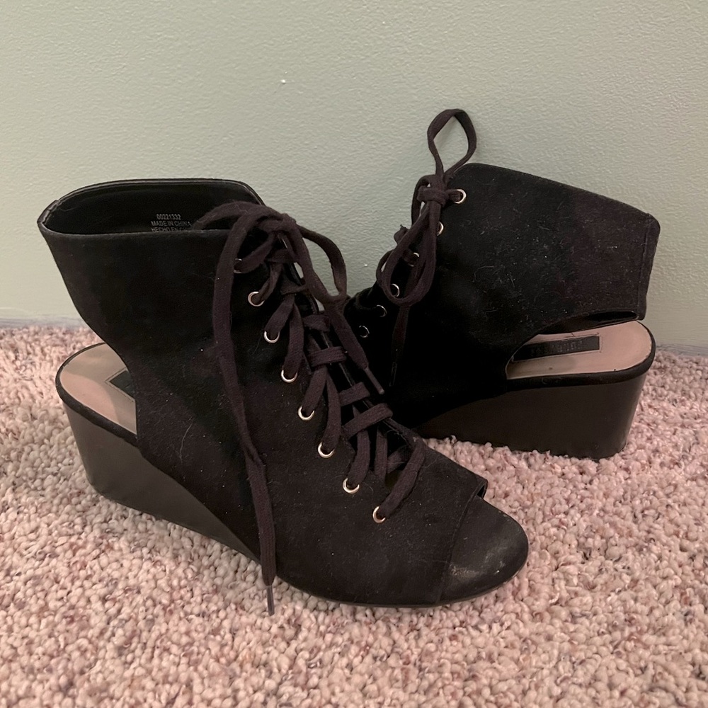 🤖 Laceup Wedges